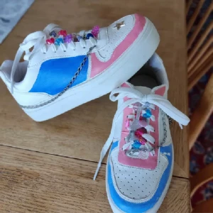 Sneakers - Blå och rosa skor i storlek 37 med pärlor, kedjor och andra dekorationer. Endast 2 små slitningar i färgen, annars knappt använda! 🥰