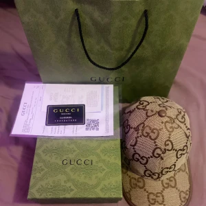 Gucci Jumbo GG Hat  - Gucci Jumbo GG Hat säljs i använd skick, den har sparsamt använts och är väldigt snygg.  Alla tillbehör medföljer samt kvitto.  Hämtas upp eller fraktas på köparens bekostnad.  Buda på, priset är inte hugget i sten. 
