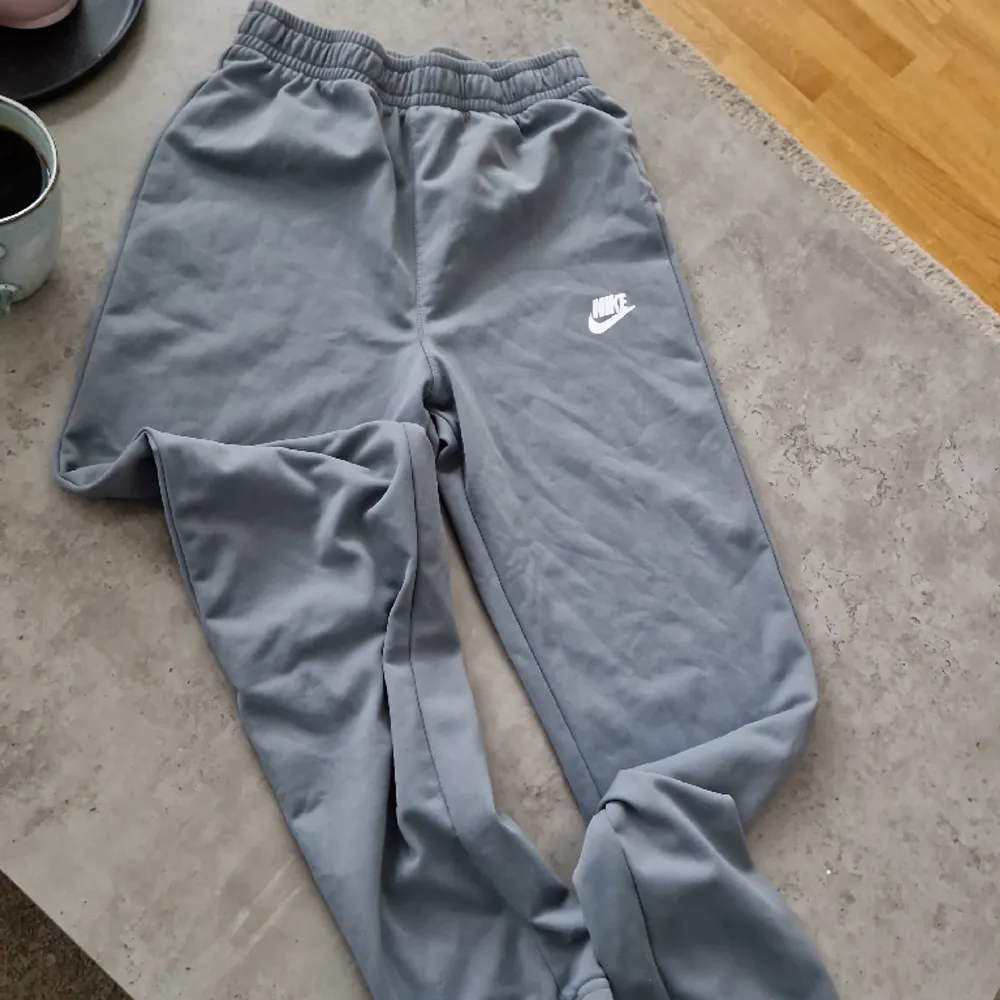 En grå träningsbyxa från Nike, barnstorlek L, 147-158 cm, 7 av 10.. Jeans & Byxor.