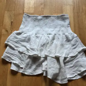 En jättefin vit kjol från Shein. Storlek Xs och änvändes mycket, men fortfarande bra skick