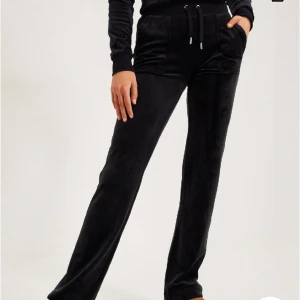 Juicy Couture  - Säljer mina svarta juicy couture byxor i storlek M då de inte kommer till användning. Vid fler frågor skriv i dm