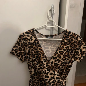Säljer en jätte fin leopard mönstrad omlott tröja - Jag säljer denna tröja då den kommit till användning ett fåtal gånger bara, den är i nytt skick i storlek S