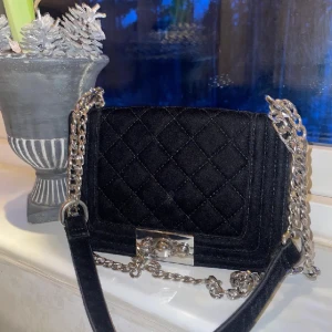 Väska - Svart sammets väska från ginatricot (går ej att köpa längre) med silvrig kedja och detaljer. Helt oanvänd! Pris kan diskuteras