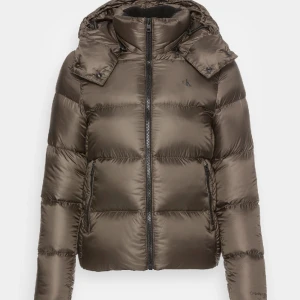 dunjacka - Köpte för två år sedan. Säljer nu för att jag vill hitta en ny❣️ Nypris 2295kr