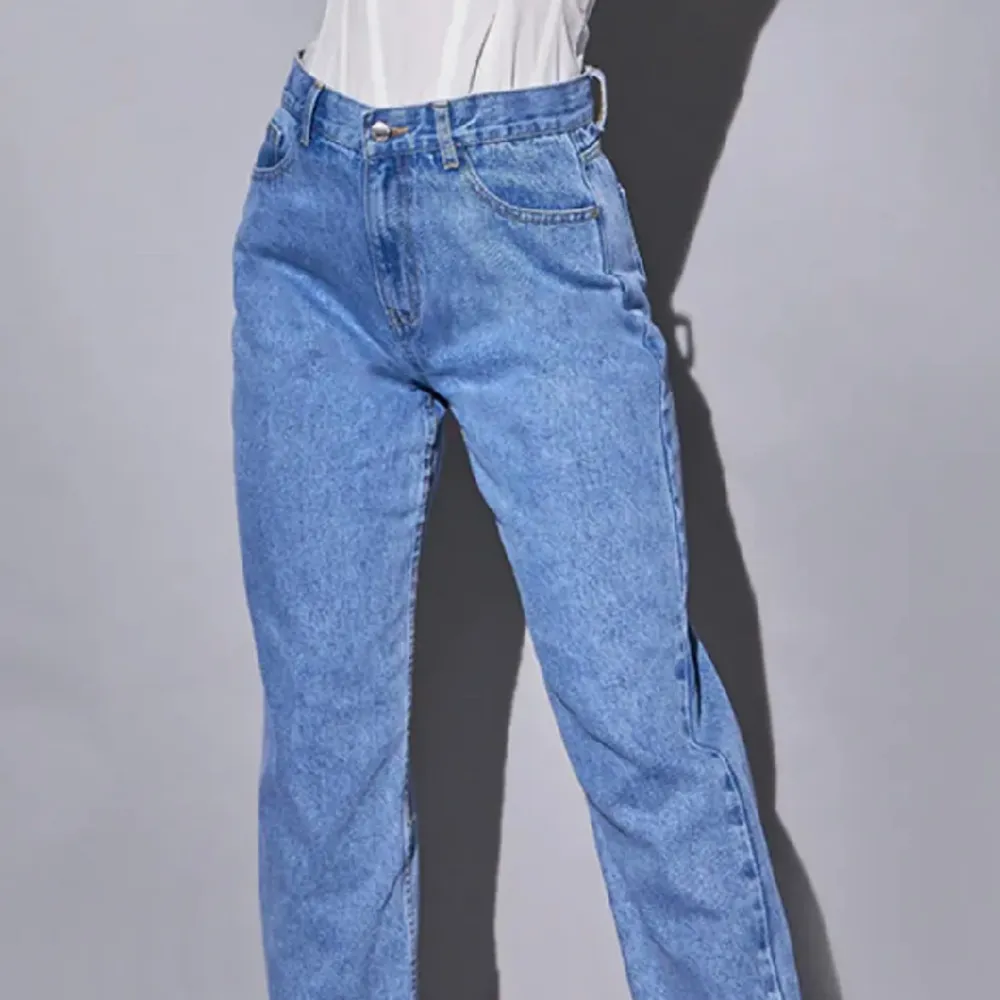 light blue wash basic low rise baggy boyfriend jeans från prettylittlething.  Storlek-36 (EU SIZE)  De är helt oanvända . Jeans & Byxor.