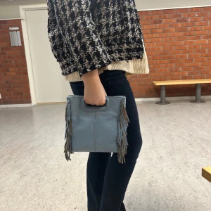 Maje väska - Säljer min maje väska, den är använd och lite sliten men fungerar så som den ska! Köptes för ca 3000kr, säljer för 1800kr. Den är i den största storleken