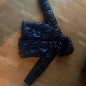 Svart vinterjacka  - Glansig vinterhacka, använd några gånger, väldigt fint skick
