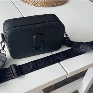 Marc Jacobs väska - Säljer nu min väska då den inte kommer till användning💕 Pris går att diskutera då jag inte vet om den är äkta💕