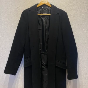 Svart rock-Only&Sons - Svart rock från Only&Sons i nyskick. Nypris 1000 kr, storlek S