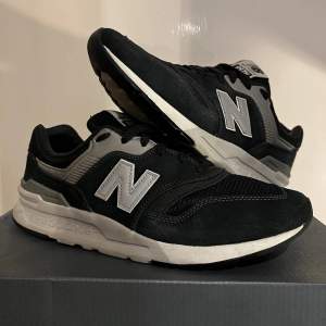 Navy blå New Balance skor i bra skick. Använda men väldigt sparsamt. Original kartong följer med. Storlek 42,5.