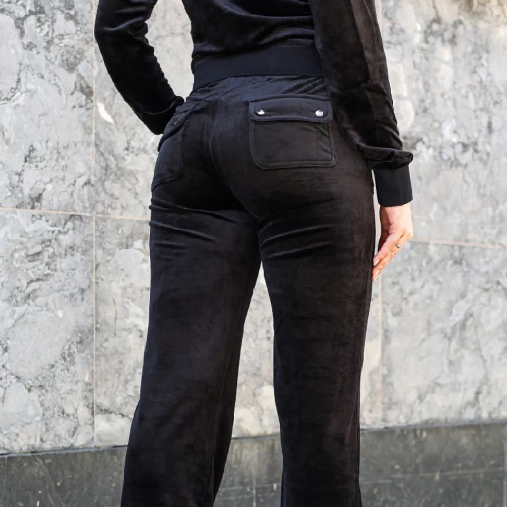 Svarta juicy couture byxor i storlek M, inga defekter och inte sönder nånstans MEN saknar snören!!!. Jeans & Byxor.