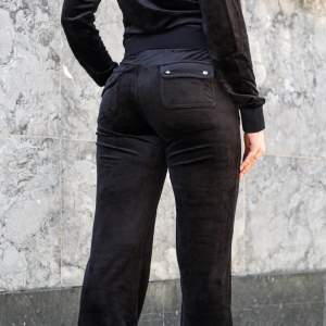 Svarta juicy couture byxor i storlek M, inga defekter och inte sönder nånstans MEN saknar snören!!!