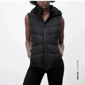 väst  - säljer denna jätte fina väst därav att den inte har kommit till användning. köptes för 400 och aldrig använt. sitter jätte krapperup dom flesta. skriv för flera frågor💕💕