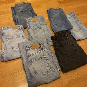 -Ljusblå och mörkblå Molly skinny jeans XS - 50kr/st (nypris 300kr)  -Flare jeans 32 - 500kr (nypris 700kr)  -Svarta, blåa mom jeans 34 - 200kr (nya ca 500kr)  -Ljusblåa bootcut XS - 300kr (nypris 500kr)  -Ljusblå straight jeans, slitdetaljer 32 - 250kr
