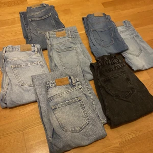 Jeans från Gina Tricot - -Ljusblå och mörkblå Molly skinny jeans XS - 50kr/st (nypris 300kr)  -Flare jeans 32 - 500kr (nypris 700kr)  -Svarta, blåa mom jeans 34 - 200kr (nya ca 500kr)  -Ljusblåa bootcut XS - 300kr (nypris 500kr)  -Ljusblå straight jeans, slitdetaljer 32 - 250kr