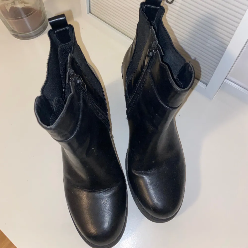 Säljer ett par svarta boots med klack. Knappt använda. Storlek 38 OBS: köparen står för frakten. (Annons finns ute på andra hemsidor.). Skor.