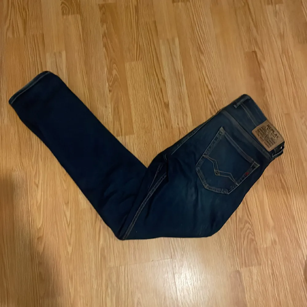 Tjena, Säljer nu dessa snygga jeans från replay. Modellen heter grover. Skick 9/10 storlek 32/34. De är bara att höra av dig vid eventuella frågor!! Skick. Jeans & Byxor.