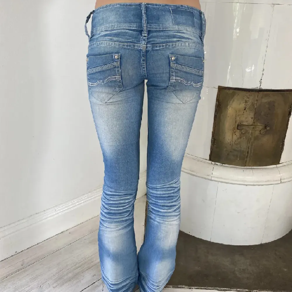 Säljer mina ljusblåa bootcut jeans som är Lågmidjade pga att dem inte passar💕innerbenet är  78cm kontakta mig vid frågor 😇😇. Jeans & Byxor.