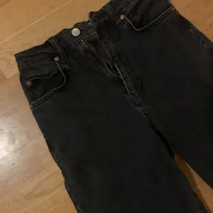 super fina baggy jeans från Gina tricot ‼️ fint skick, storlek 32 💗köpt för 499kr 🎀