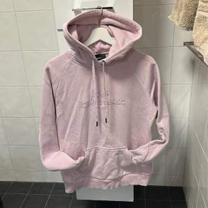 En peak performance hoodie i rosa, storlek L