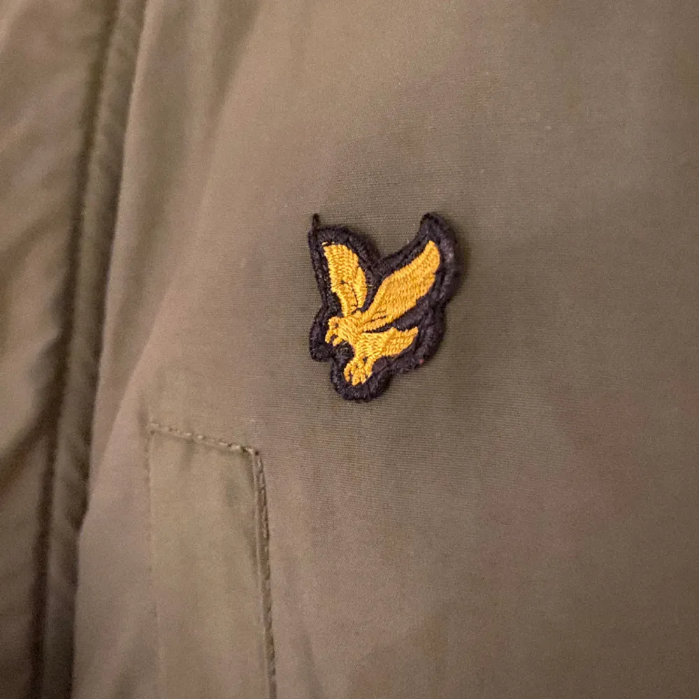 En grön lyle & scott jacka i storlek 14-15 years(år). Skick 9/10 använd några gånger, inga defekter eller fläckar. Skriv gärna om ni har några fråger☺️. Jackor.