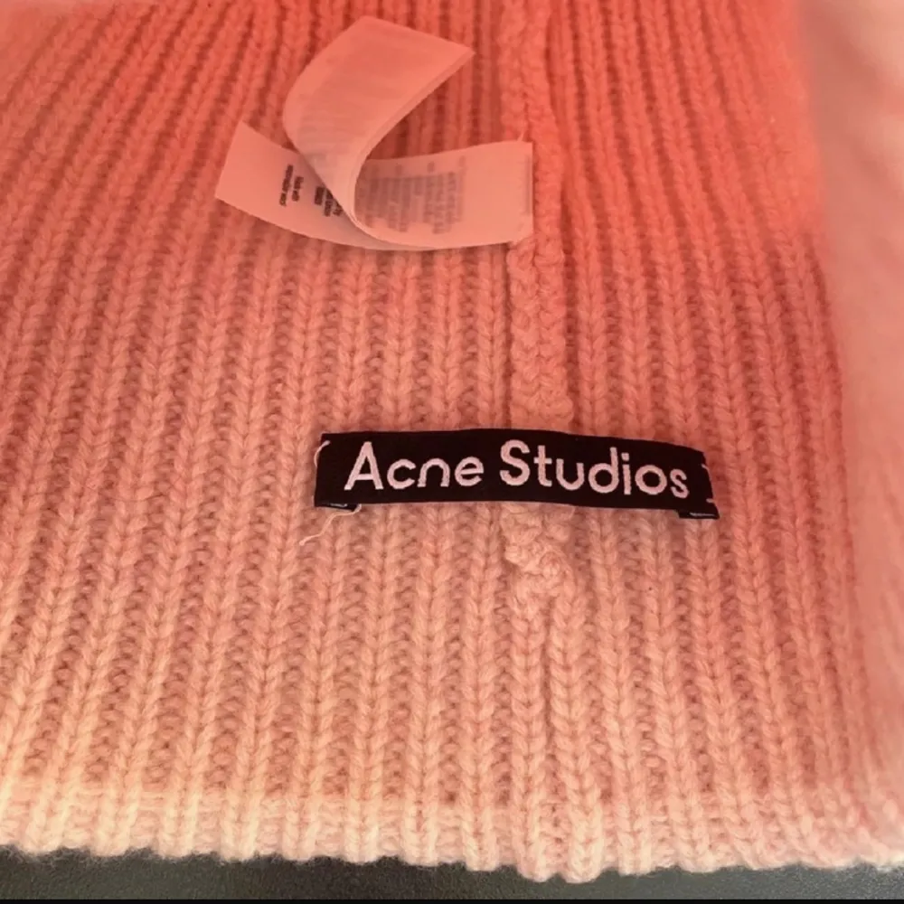 Acne Studios beanie, fint skick men finns lite tecken på användning inuti. Storlek 56cm. Du står för frakt.. Accessoarer.