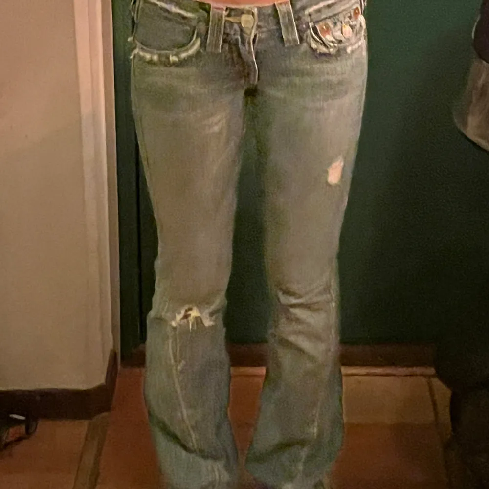 Ljus blåa true religion jeans i bra skick med midjemått på 39 cm rakt över och innerbenslängd 78cm . Jeans & Byxor.