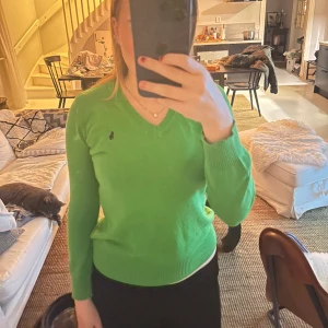Ralph Lauren Tröja - En snygg Ralph Lauren tröja perfekt till jul. I perfekt skick. Storlek M. Skulle passa alla mellan XS-M!! Skriv för intresse!! 💞💞