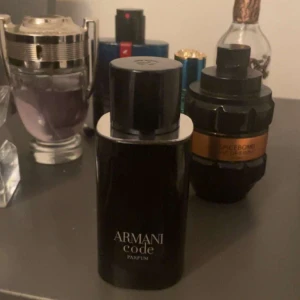 Armani code parfum  - Köpte 75ml använt till ung 65 ml för 50ml den går för 800-900kr men min begagnad 700kr priset går att diskuteras och sänka de bara skriva