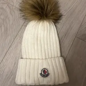 Vit moncler mössa 