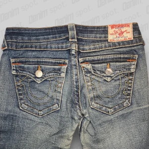 True Religion Straight Jeans💙 - Fina True religion jeans• storlek w28 • Mått: Längd: 90cm Innerbenslängd: 71cm midjebredd: 36.5cm lårbredd: 20 Benöppning: 18cm • OBS: ett litet hål på höger lår, en knapp på flappen saknas och broderiet är lite trasigt. Vid frågor, meddela här! 💙