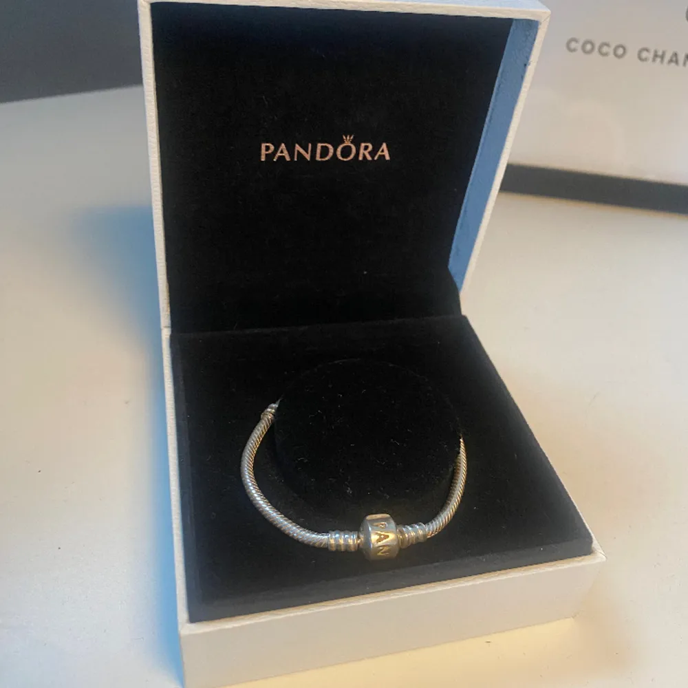 En jättefin Pandora armband som inte kommer till användning men är i jättebra skick💗 pris går att diskuteras vid snabb affär💗jätte bra present till sin tjej också😍. Accessoarer.
