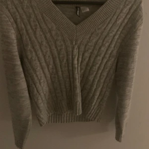 Stickad tröja  - Tunn stickad kort tröja från H&M💖Använd 2 ggr. Köpt för 199kr säljer för 79kr💗