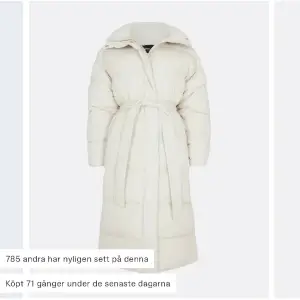 Snygg vit jacka, använd 1 vinter. Köpt för 999kr från bikbok säljer för 400kr, pris kan diskuteras