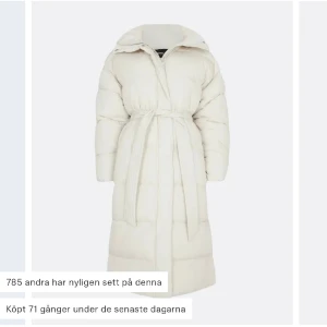 Jacka - Snygg vit jacka, använd 1 vinter. Köpt för 999kr från bikbok säljer för 400kr, pris kan diskuteras