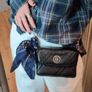 Overshoulder bag - Säljer min älskade shoulder bag från Tommy Hilfiger i äkta läder.🥰 Mått: ca 18 x 12 cm. Original dustbag och ett justerbart strap medföljer. Orginalpris ca 1200 kr. Pris kan diskuteras vid snabb affär