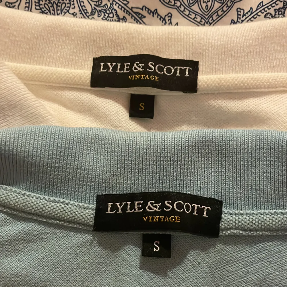 2 st Lyle scott vintage tröjor en i ljus blå o en i vit båda är i st S, ni får höra av er om pris medtanke på att de är gammla! De är kvinna men funkar nog till killar oxå. T-shirts.