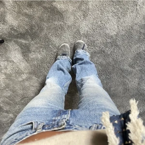 Bootcut Jeans - säljer domhär jättefina lågmidjade bootcut jeansen från zara som tyvärr var försmå. midjemåttet är 36 cm rakt över och ca 72 cm runt om, innerbenslängden är 85cm💞 tjejen på bilden är 165 cm! några extra frågor så är det bara att komma privat!