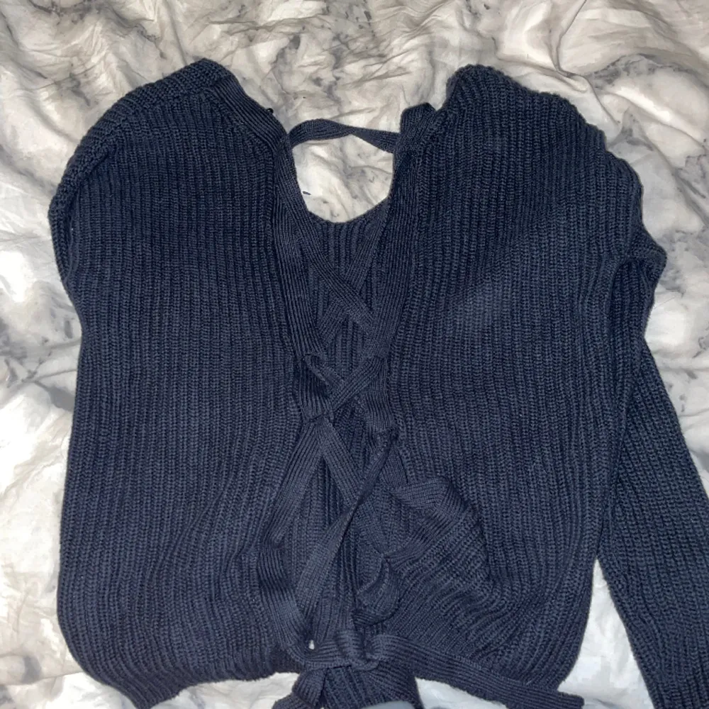 svart stickad tröja från nelly. super fin och skön med knutning på ryggen, använt ett fåtal gånger💕. Tröjor & Koftor.