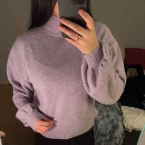 Stickadtröja  - Superfin stickadtröja köpt från lindex för 399kr.  Så mysig till vintern å hösten, passar med ett par kostymbyxor. 