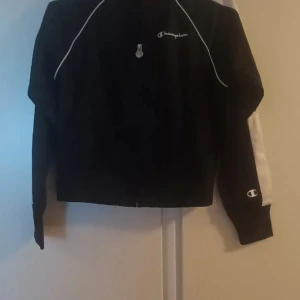 Ny champions kit dress  - St xs finns på eskilsvägen vid Haninge centrum men kan träffas upp i Stockholm området eller skicka på posten swish eller kontanter 