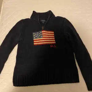 Hejsan, nu säljer jag min fina Ralph Lauren tröja. Den är jättefin och as snygg. Använd ett par gånger men fortfarande i mycket gott skick! Färgen är marinblå och flaggan är u.s.a s flagga. Tröjan är väldigt tjock, varm och skön