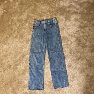 Jeans - Blåa jeans med slitningar ner till💙