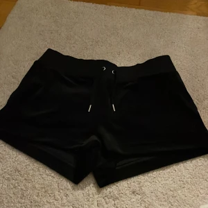 Juicy shorts - Säljer dessa svarta juicy shorts! Aldrig använda 🤍