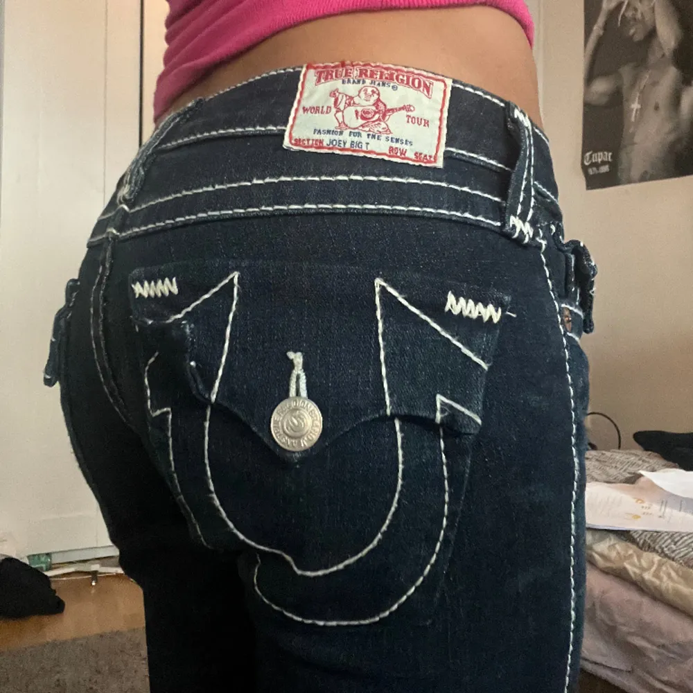 True religion flare jeans med vita stygn och innerbenslängd- 83/84 cm. Midjemått 33cm rakt över midjan och dessa är helt som nya nästan aldrig använda. (Väldigt Low waist). Jeans & Byxor.