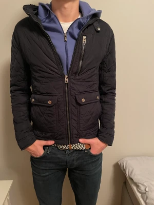 Jacka Zara man - Jacka från Zara man jätte fint skick 9/10 knappt använd. Pris 400kr hör av er vid frågor och mer bilder
