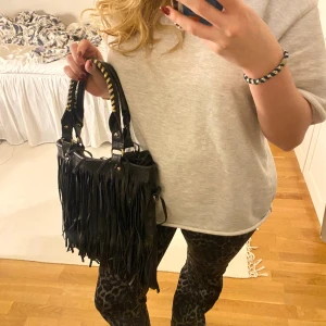 Fransväska - Fin franshansväska med guldetaljer!❣️