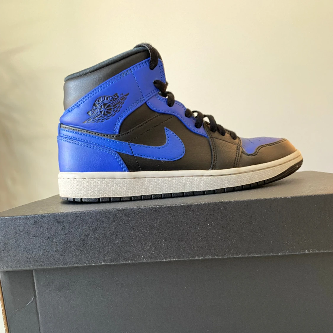 Jordan’s 1 mid hyper blue