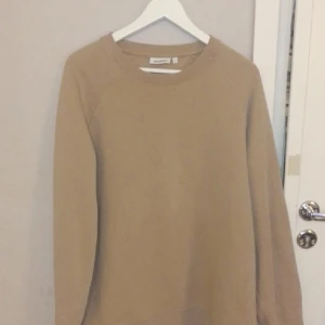 Weekday beige "Hoodie utan luva" strl L - Tröja från Weekday. Den är i fint skick förutom ett litet hål på baksidan av tröjan. Men tror det går ganska lätt att åtgärda :) Perfekt som julklapp till pojkvännen eller kankse till dig själv ;)  Kan skicka fler bilder i chatten. 80%bomull 20%polyester 