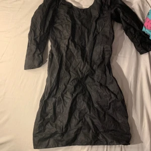Fin kort läder klänning - Klänningen är ganska kort. Jag har aldrig använt då den var för liten. Den är köpt secondhand. Skriv om du har några frågor.